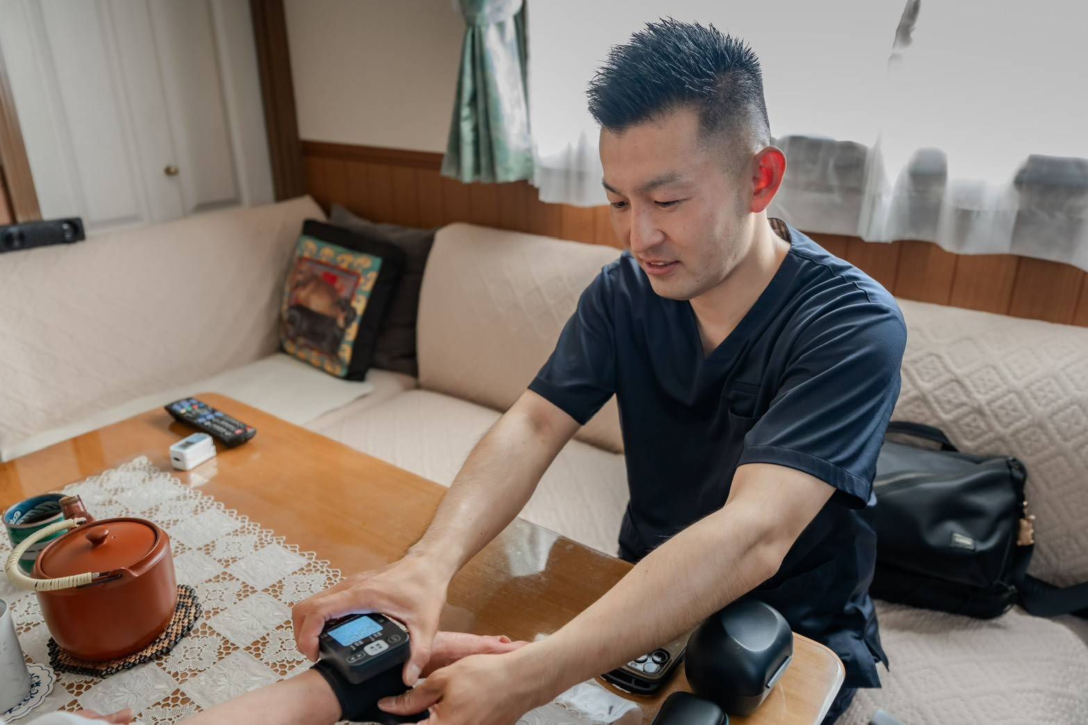 ご自宅で血圧を測定する様子